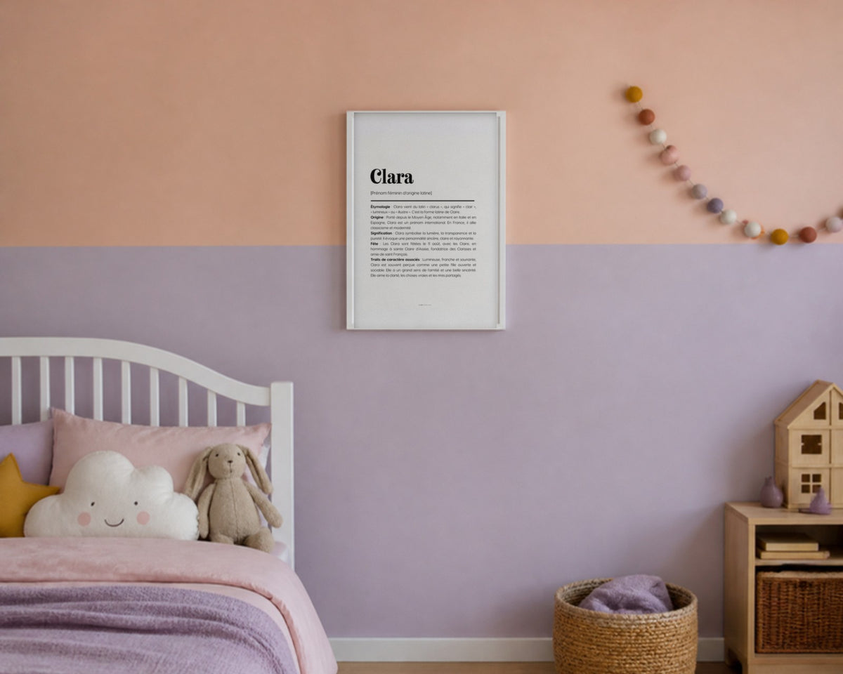 Affiche prénom Clara encadrée dans une chambre de petite fille