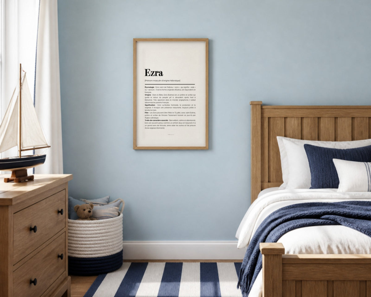 Affiche prénom Ezra encadrée dans une chambre de petit garçon
