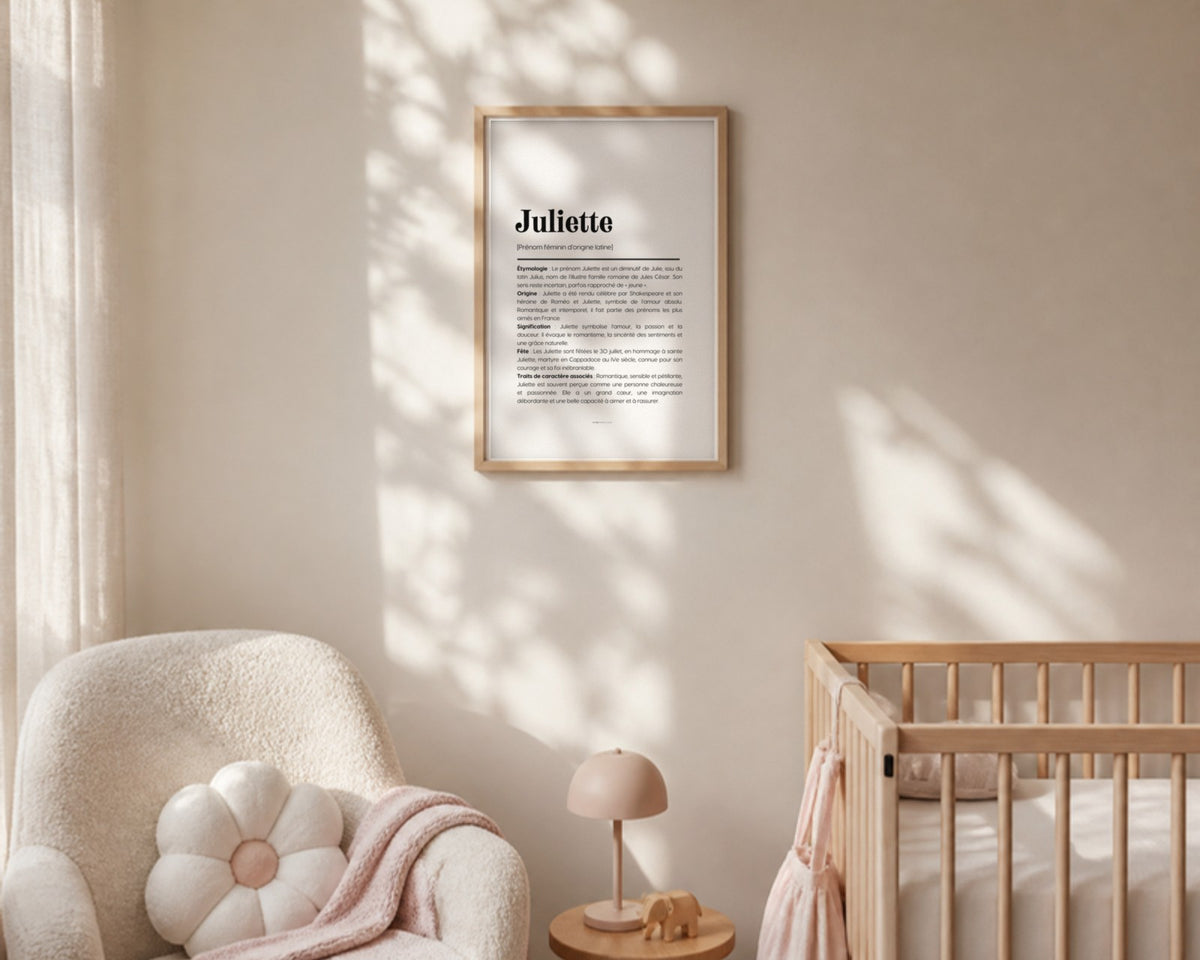 Affiche prénom Juliette encadrée dans une chambre de petite fille