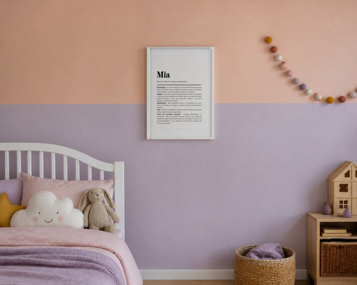 Affiche prénom Mia encadrée dans une chambre de petite fille