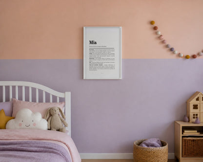 Affiche prénom Mia encadrée dans une chambre de petite fille