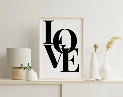 Love - Affiche citation mot Love en grandes lettres noires FLTMfrance