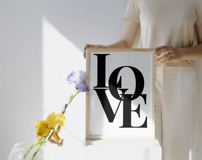 Love - Affiche citation mot Love en grandes lettres noires FLTMfrance