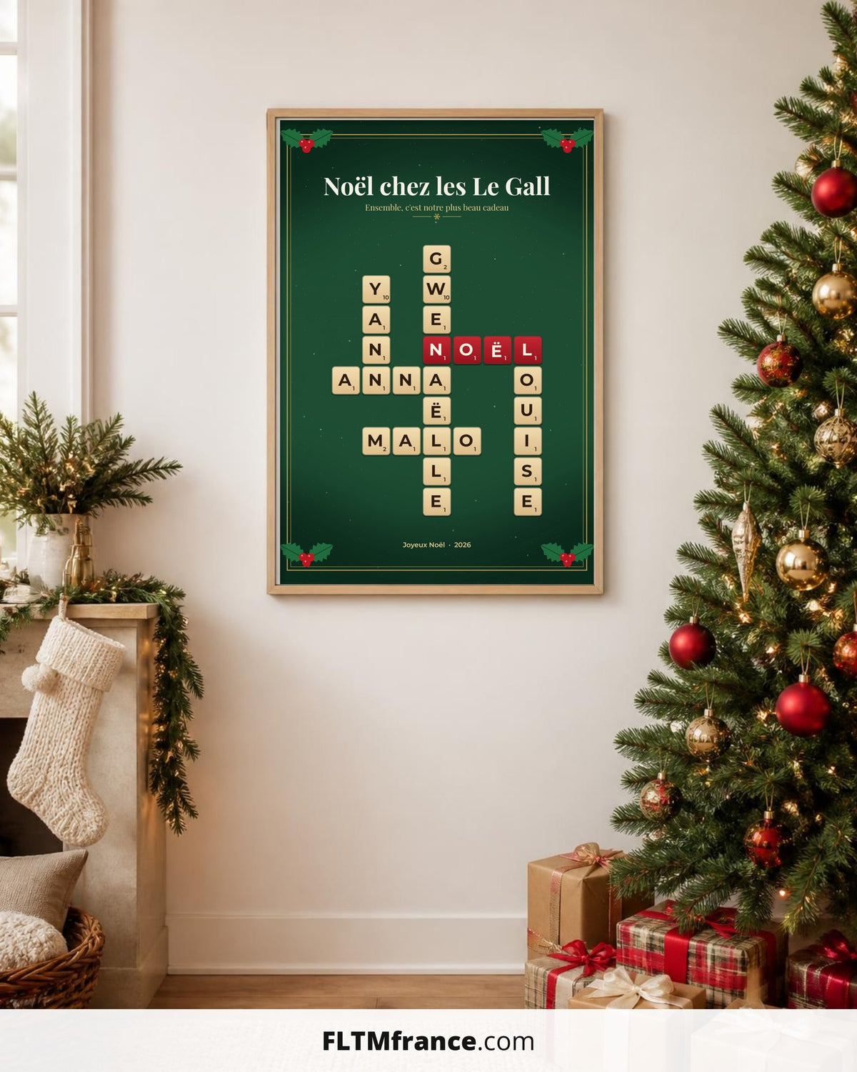 Affiche Scrabble de Noël avec prénoms de famille encadrée près du sapin