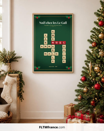 Affiche Scrabble de Noël avec prénoms de famille encadrée près du sapin