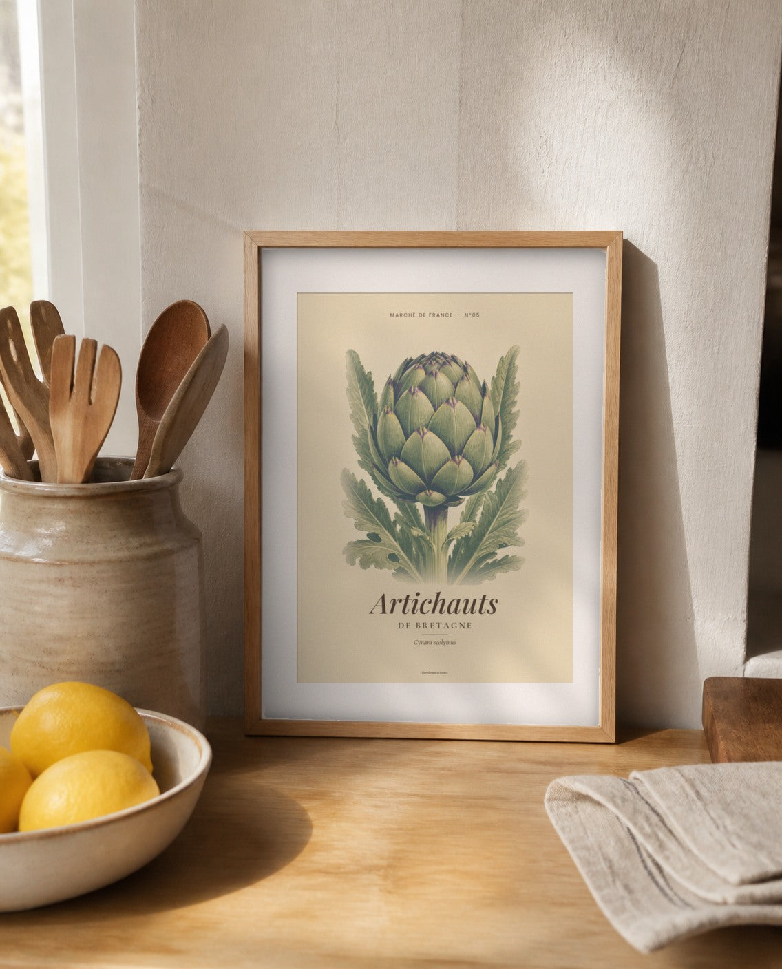 Affiche Artichauts de Bretagne à imprimer encadrée dans une cuisine