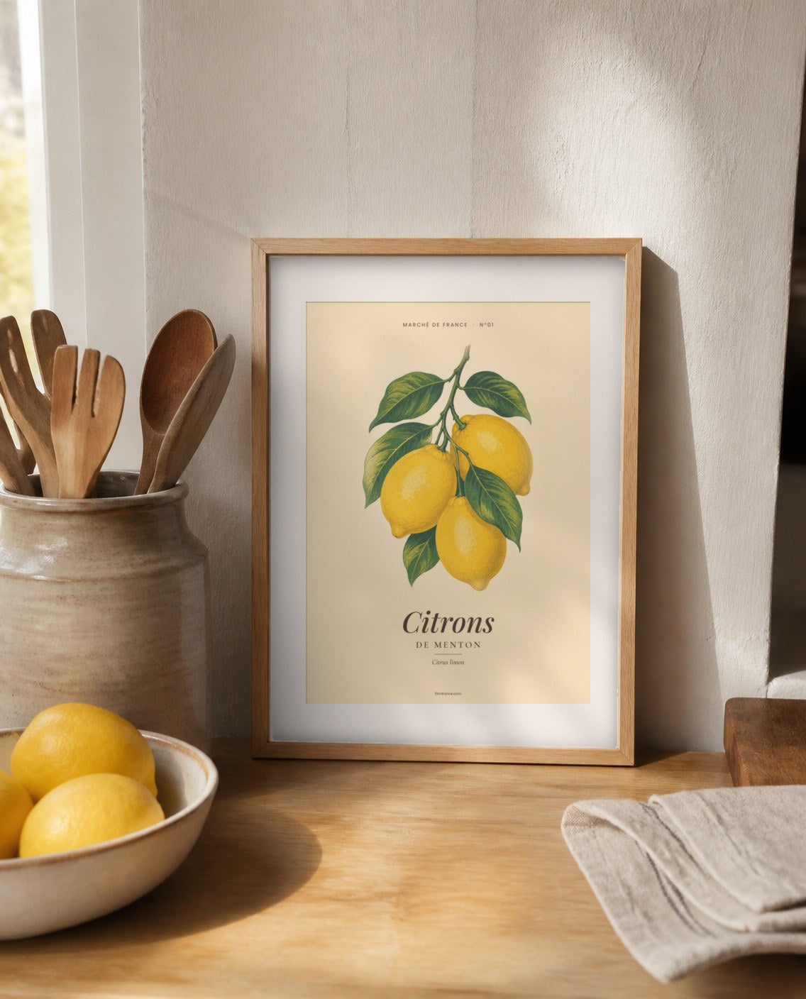 Affiche vintage fruits et légumes Marché de France encadrée dans une cuisine