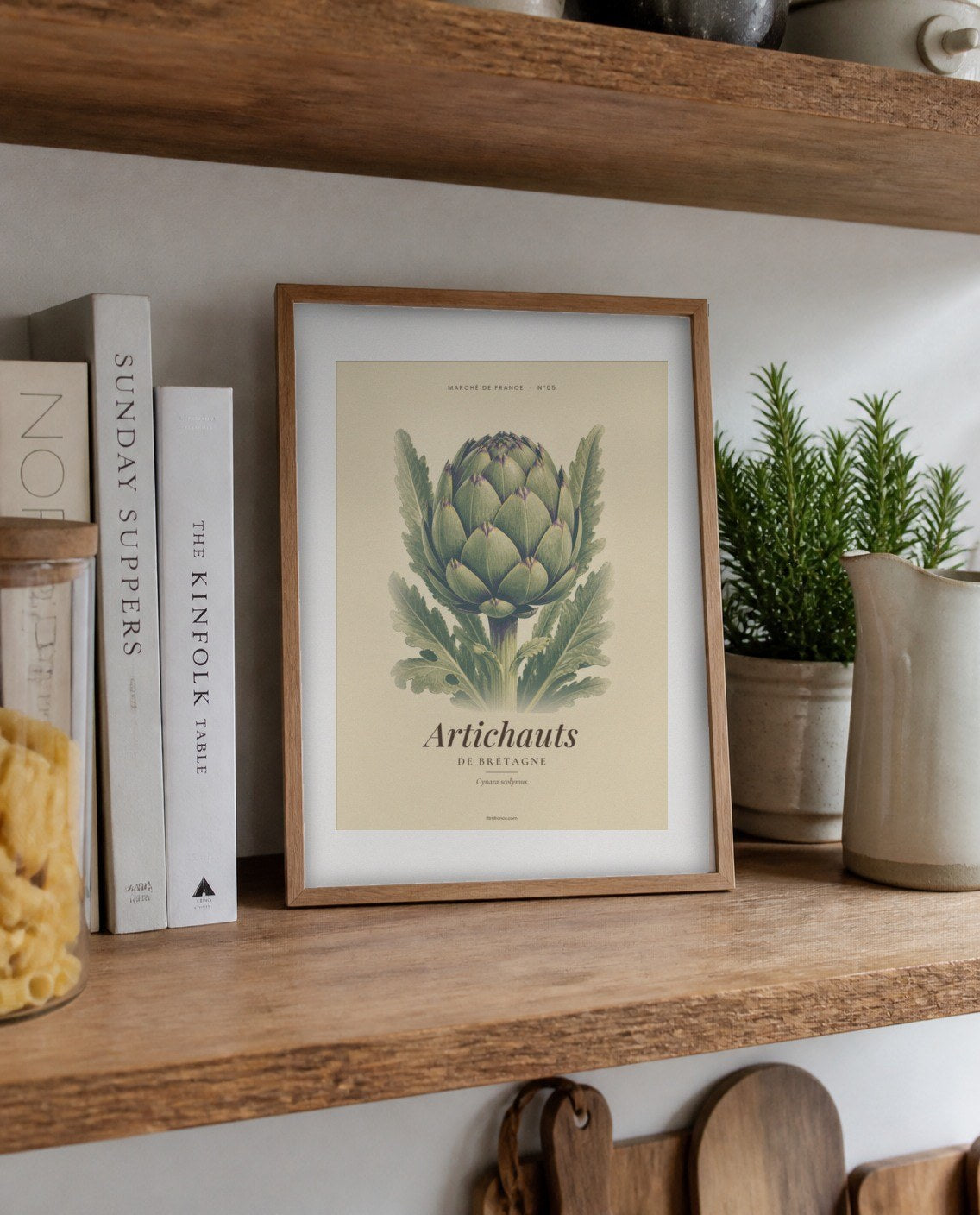 Affiche vintage fruits et légumes à imprimer, encadrée dans une cuisine