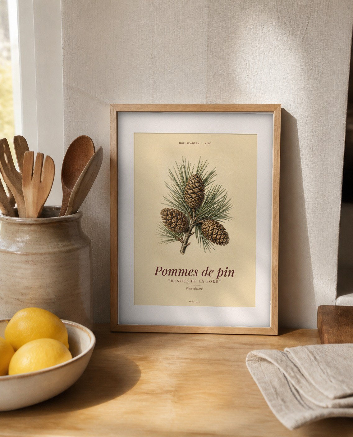 Affiche vintage pommes de pin posée sur un plan de travail