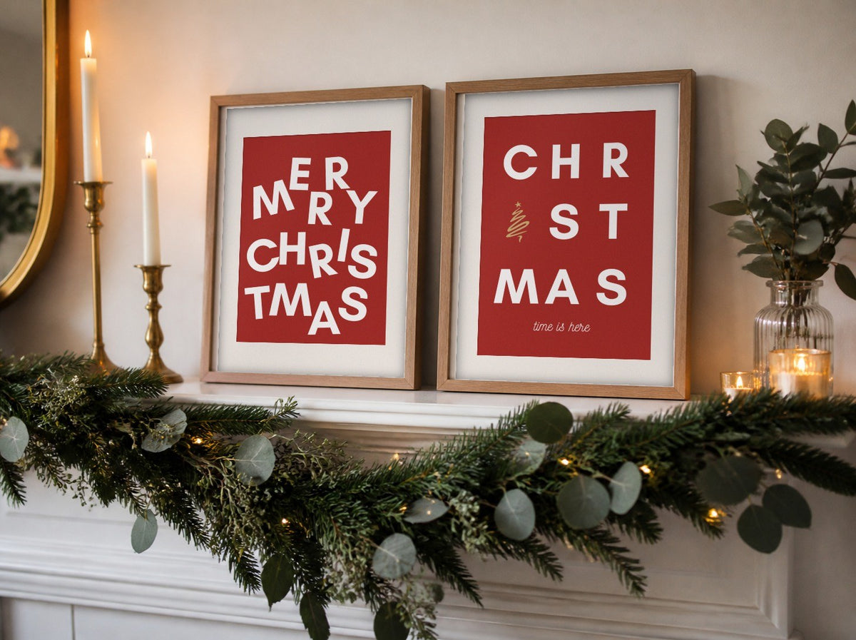 Affiches Merry Christmas rouges sur une cheminée décorée