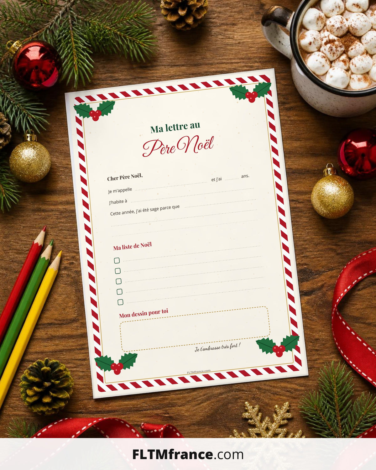 Lettre au Père Noël à imprimer sur une table de Noël avec crayons et chocolat chaud